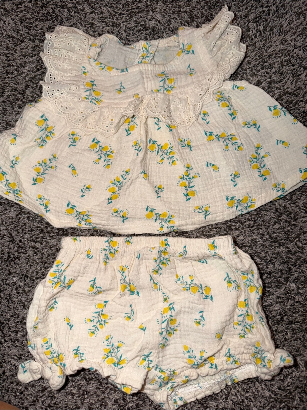 Jessica Simpson White Two-Piece Ruffle Top & Bloomers — Yellow Floral